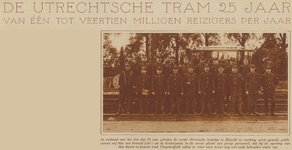 873611 Groepsportret van het trampersoneel van het Gemeentelijke Electriciteits- en Trambedrijf Utrecht (G.E.T.U.) voor ...